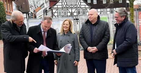 Das Bauprojekt Marktstraße geht planmäßig voran. Beim Termin vor Ort: Jens Bischoff, Aufsichtsratsvorsitzender Christian Striese, Janine Albrecht, Christian Heinrich und Christian Drescher (v.l.n.r.)
