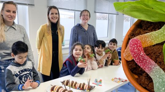 Gruppenbild mit Süßigkeiten