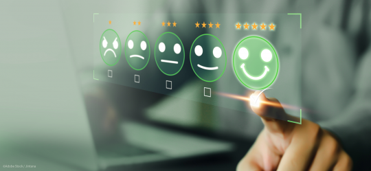 Rollator und Parkbank