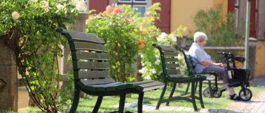 Rollator und Parkbank