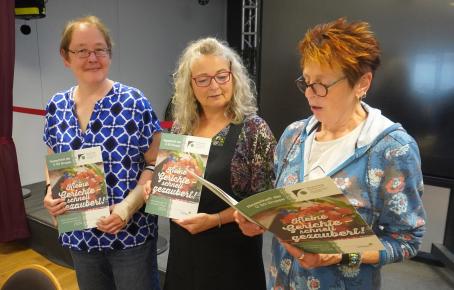 Petra Stürmer (links) überreichte Heidi Hassenrück (Mitte) und Maria Bernaisch die druckfrischen Rezepte.