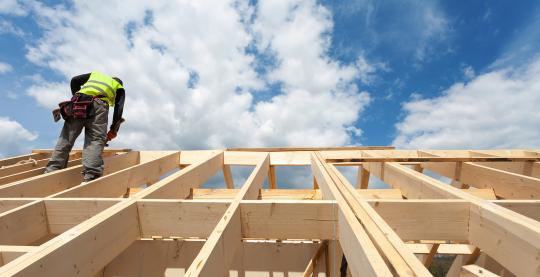 Handwerker arbeitet an Heizkörper