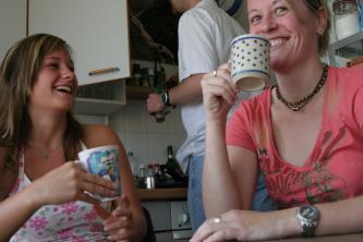 junge Leute beim Kaffeetrinken