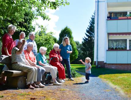 Senioren mit Kleinkind