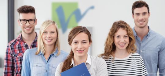 Auszubildende mit Bewerbungsmappe